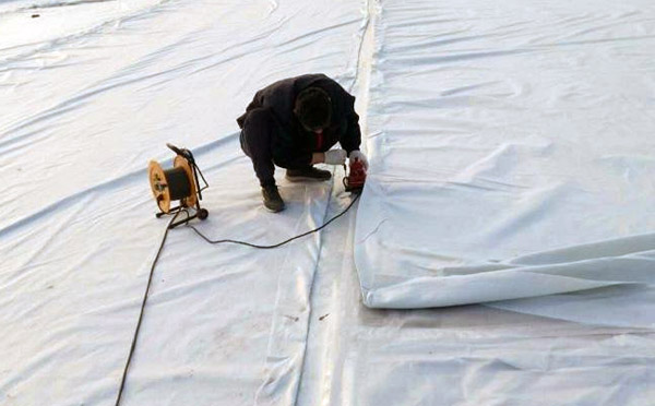 土工膜鋪設(shè)時應(yīng)盡管防止風雨天色